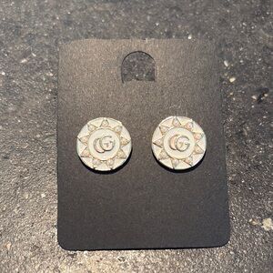 Vintage-Inspired Gucci logo white and pearl Stud Earrings